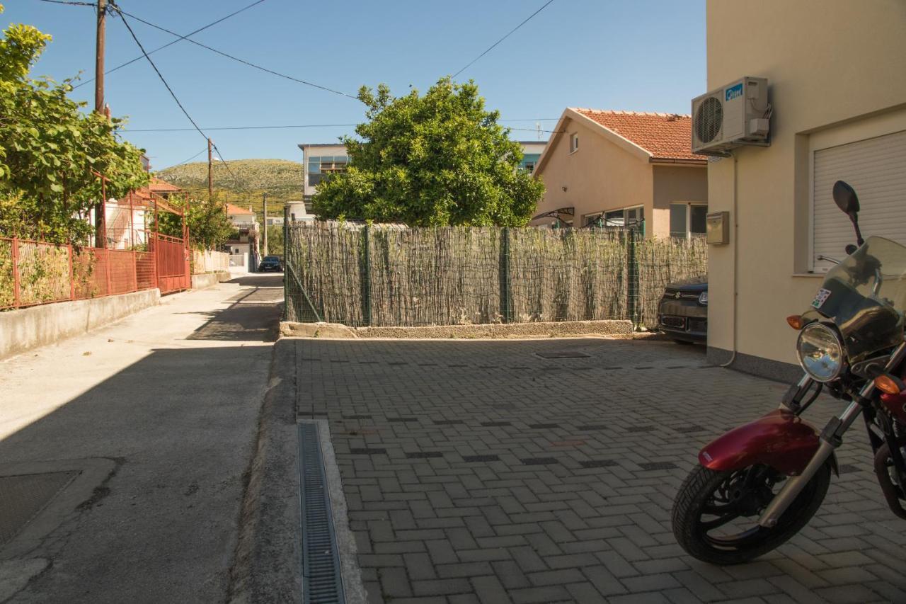 Apartments Joseph And Mary Trogir Exterior foto